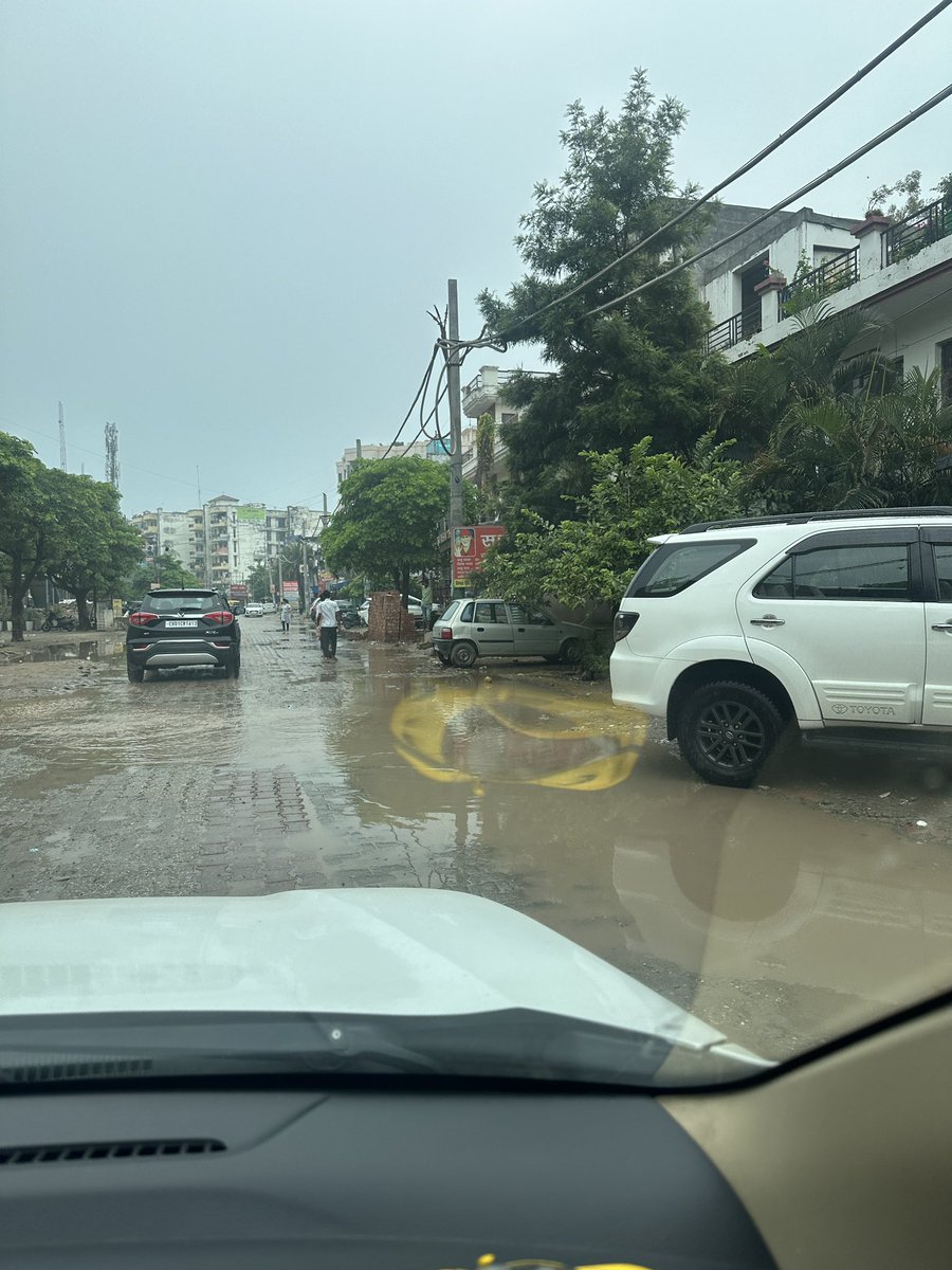 themilemuncher's tweet photo. Only under @AamAadmiParty @AAPPunjab @AtishiAAP @AAP_watch a road named VIP ROAD (Zirakpur) can look like this. Busy shaming BJP in Delhi they have no idea what Punjab looks like. https://t.co/AK4ecWcD1H
