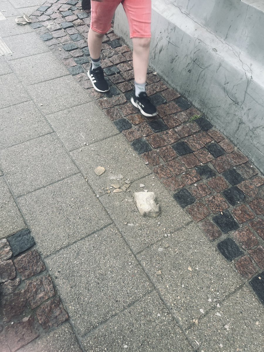 Šorīt bīstama situācija uz Brīvības/Tallinas ielu krustojuma ietves - brūkoša fasāde, nokrituši palieli apmetuma/ķieģeļu gabali. Sazinājos ar <a href="/RigasDome/">Rīga</a>, kas savienoja ar <a href="/RigasPP/">Rīgas pašvaldības policija</a> . Ļoti ceru, ka kopīgiem spēkiem šis tiks risināts, lai turpmāk tas nenotiktu. Blakus bērnudārzs.