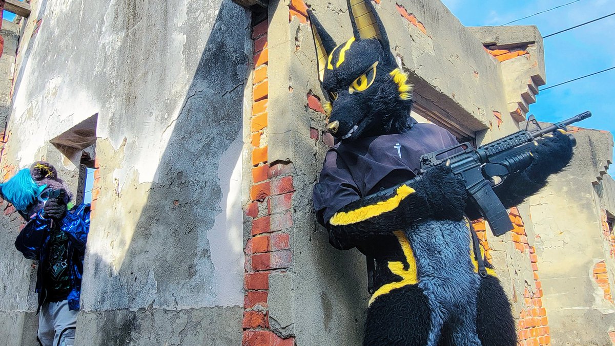 AnubisFurdance's tweet image. 牆壁擋得住子彈，擋不住殺意。
&quot;The wall might stop bullets. It won’t stop intent.&quot;

📷： @Reivatini
毛： 夏雅克 
#fursuitfriday #furryfriday