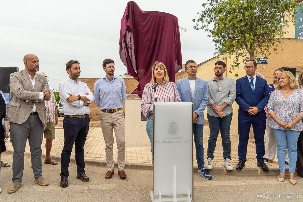 ☕ #Cartagena homenajea al café asiático con un monumento en El Albujón.

📍 Se trata de una obra de Fernando Sáenz de Elorrieta, situada junto al Bar Pedrín, donde se popularizó esta bebida desde 1947.

Más 📸 de la inauguración de la escultura en cartagena.es/detalle_notici…