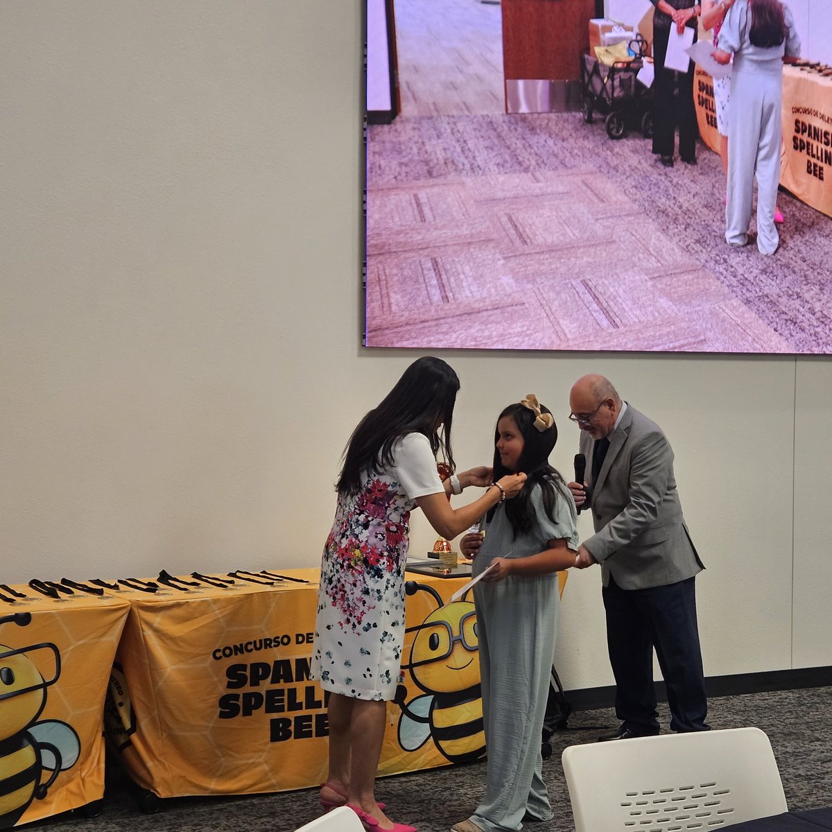 🎉 ¡Felicidades a nuestros dos increíbles representantes en la competencia estatal de deletreo en español! Nos llena de orgullo contar con su destacada participación. ¡Gracias por representarnos con tanto entusiasmo y dedicación!
🎉 Congratulations to our two amazing