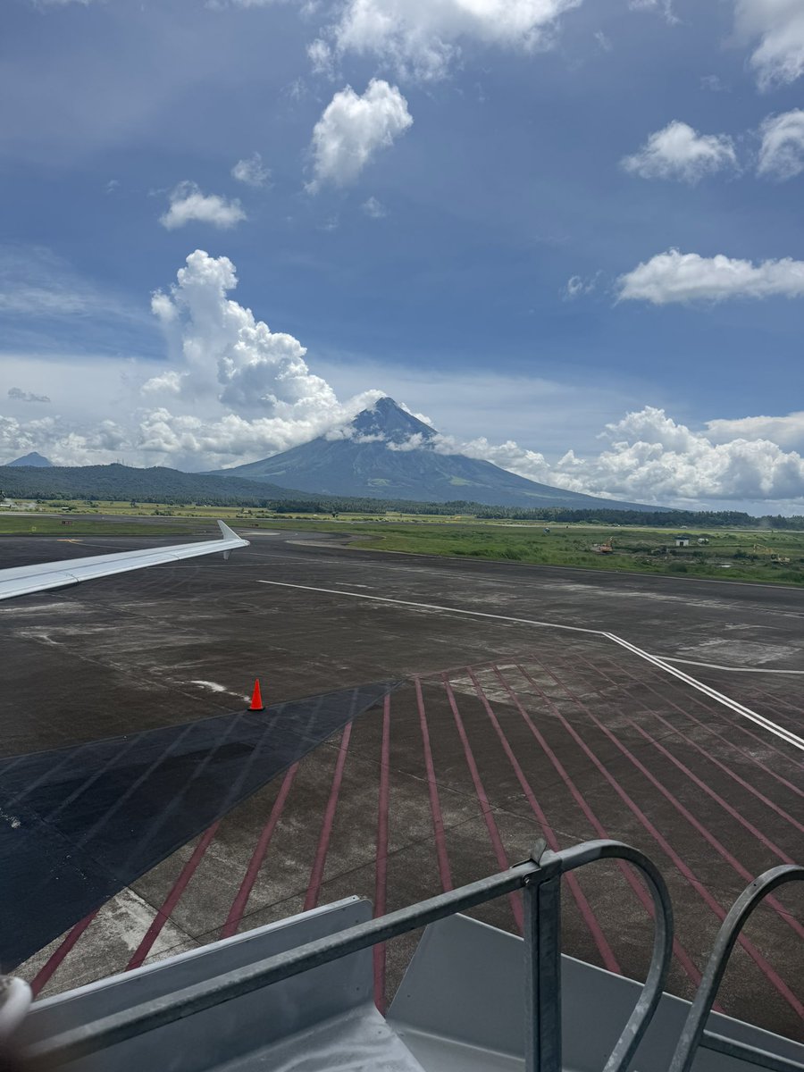 bumb1ebee_'s tweet image. Hellooooo Mayon! 🍦see you all tomorrow at the @MFWCaravan 🧡