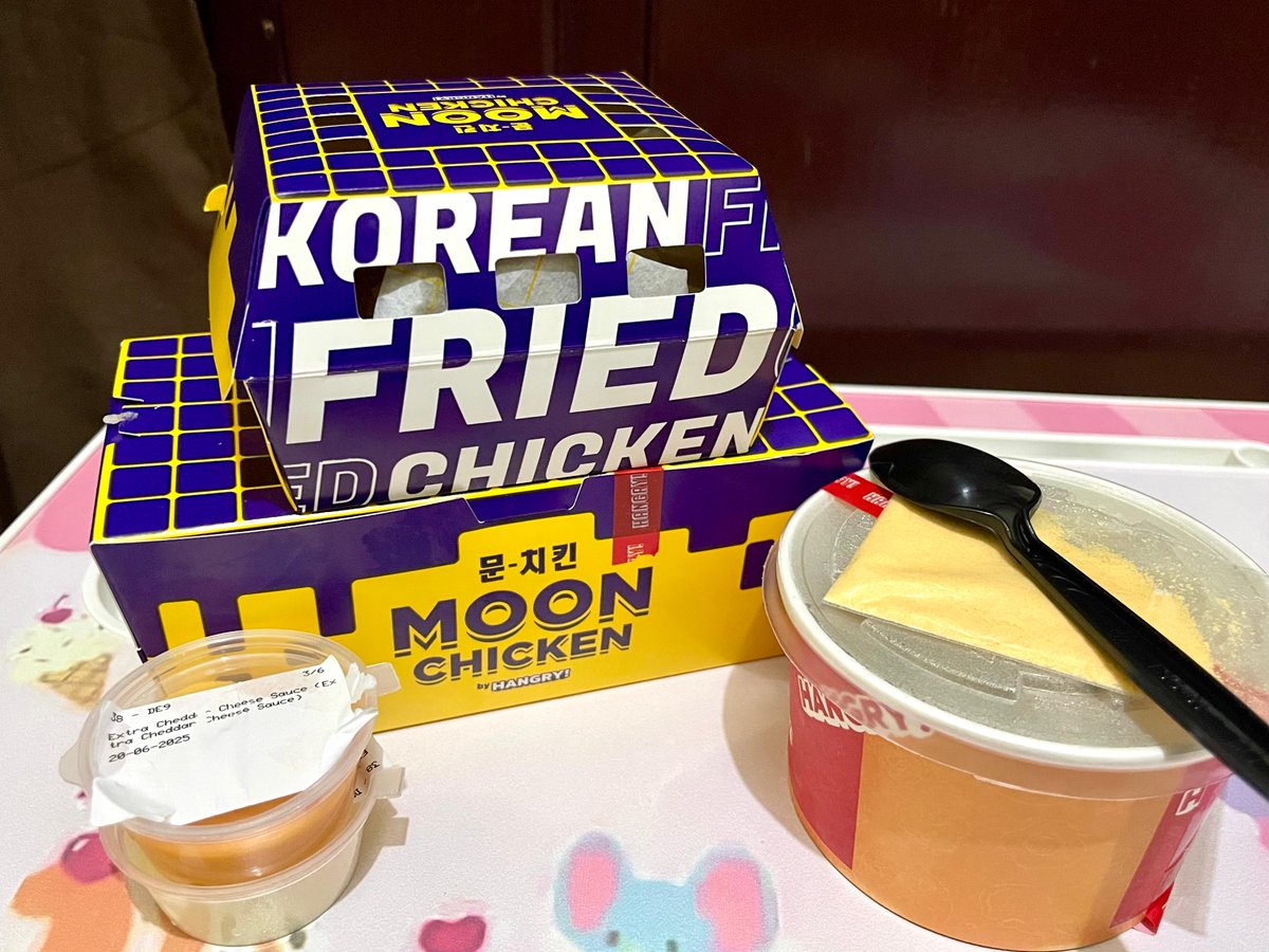 gppbanget's tweet photo. menu yang aku pesen :

- 2Pcs Moon Fried Chicken Honey Garlaxy Flavor ( ayam dengan saus madu manis ) 
- Jumeokbab ( nasi ala Korea )
- 5Pcs Korean Chicken Wings Cheesy Stardust ( chicken wings dgn taburan bubuk rasa keju ) https://t.co/lFXo5WQTmc