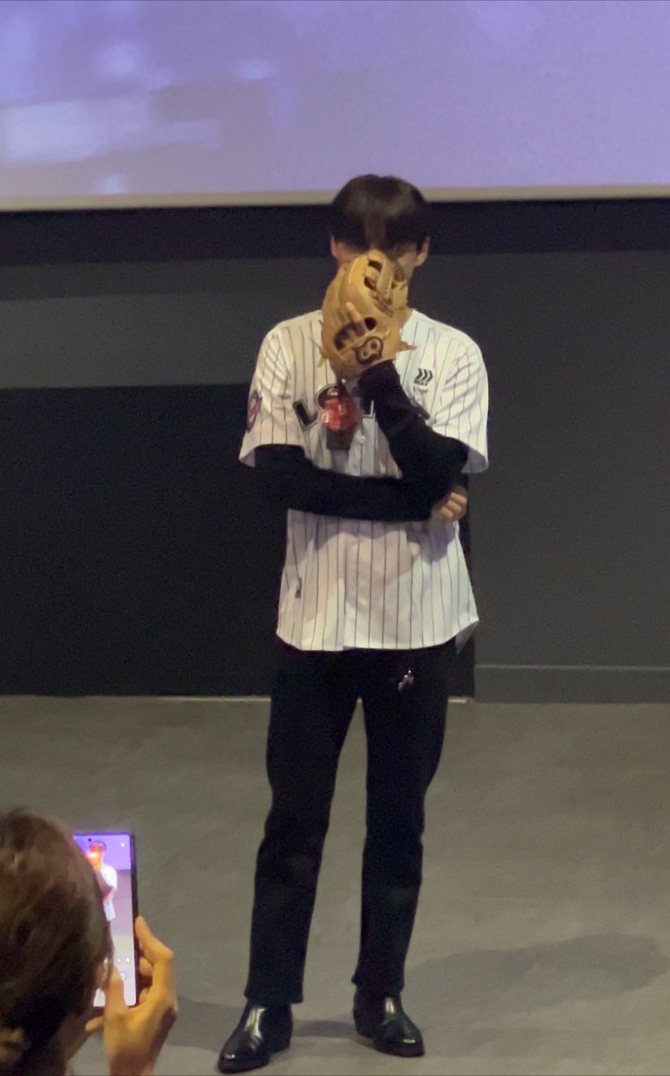 첫번째포즈가 선수들 입가리고 욕할때랰ㅋㅋㅋ개귀여워ㅋㅋㅋㅋㅋㅋ