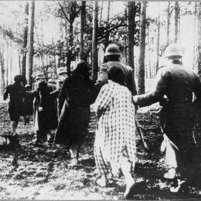 Palmiry to wieś w okolicach Warszawy, w której Niemcy dokonali masowych zbrodni, głównie na członkach stołecznej inteligencji. Kaźń w Palmirach trwała od grudnia 1940 do lipca 1941 r. Największa egzekucja miała miejsce 20 i 21 czerwca 1940 r. Rozstrzelano wtedy ok. 370 osób.