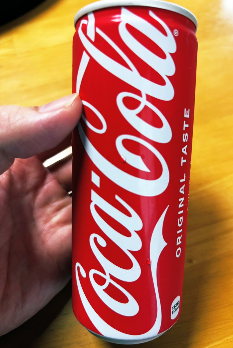 自販機に突如現る！！
なつかしや〜！
復刻版？
この飲みきりサイズ最高ー👍✨

普通にグイッと飲む
からの↓
バニラアイスを乗っけて
コーラフロートでいただきやした😋
うますっ！