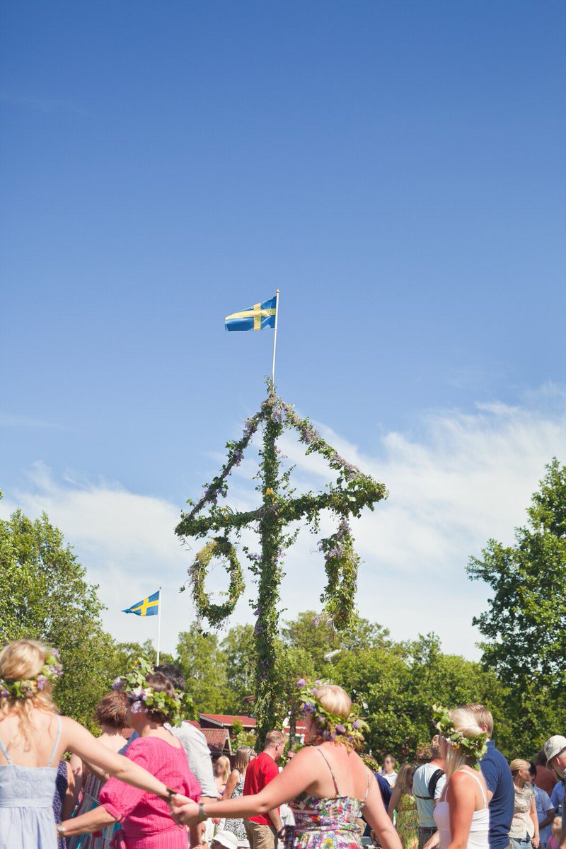 SwedeninDRCongo's tweet image. Fête du solstice d’été, Midsommar marque le jour le plus long de l’année et le retour de la lumière après les longs mois d’hiver. C’est l’une des fêtes les plus importantes en Suède 🇸🇪, célébrée chaque année autour du 21 juin.