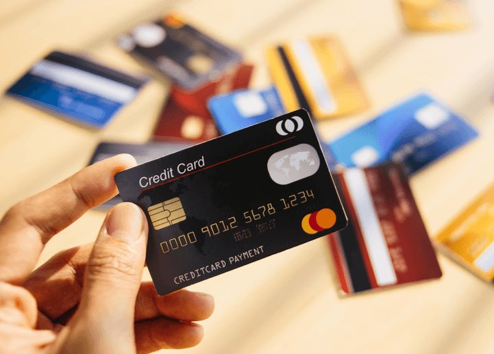 ph_moklaf's tweet photo. 🔻💳 قرار خفض نسبة الاستقطاع من عمليات الشراء بالفيزا من 2.5% إلى 1.5% 
قرار بسيط ظاهريًا لكنه يحمل تأثير عميق على 
التاجر، والمستهلك، والاقتصاد. ( سينعش الاقتصاد ) 

خلي اشرح بالتفصيل اثر هذا القرار
———————————————

❌ قبل القرار: 
إذا دخل عميل واشترى من محل باستخدام فيزا بمبلغ 100 ريال، يتم خصم 2.5 ريال (2.5%) من التاجر مباشرة. في حال كان هامش ربح التاجر 5%، فـ نصف أرباحه طارت بسبب طريقة الدفع

النتيجة؟ كثير من المحلات يلغون خيار الدفع بالفيزا ويعتمدون فقط على مدى.

•السائح لا يملك مدى
•الخليجي لا يحمل كاش
المشكلة لمن يلغي التاجر الفيزا هو لم يلغِ وسيلة دفع، بل ألغى زبونًا كاملاً.
———————————————

✅ ثم جاء القرار.

خفض النسبة إلى 1.5% أعاد للتاجر توازنه،
وكأن يقول له: لك الحق أن تربح دون أن تخسر نصفك مع كل عملية شراء.

وبصراحة أنا شخصياً ياما عانيت من عدم وجود بطاقة فيزا للدفع بسبب البقالة او بعض محطات البنزين ترفض البيع. وكنت أشوف زباين كثير يعانون في محلات التجزئة بسبب النظام القديم 
———————————————

التأثيرات الإيجابية المتوقعة:

1️⃣ تحسن الهامش الربحي للتاجر
وأخيرًا صار يقبل فيزا بدون ما يخسر نص أرباحه، وبدون خوف من الاستنزاف.

2️⃣ زيادة مبيعات المتاجر
كلما زادت خيارات الدفع، زادت احتمالية الشراء حتى نهاية الشهر.

3️⃣ زيادة إنفاق المستهلكين بالبطاقات الائتمانية
لأن نقاط البيع اللي ترفض الفيزا راح تبدأ تقبلها 
وبالتالي بطاقات العملاء اللي كانت نايمة بتتحرك.
———————————————

📊 الأثر على شركات التمويل المصدّرة للبطاقات:

- ممكن تنخفض هوامش أرباحها مؤقتًا (بسبب تقليل الرسوم على التاجر)

- ممكن نشاهد تاثير طفيف على بعض شركات مثل ( الدريس ) بحيث سابقاً كان يسمح بالفيزا، الان المنافسة بتكون حاضرة في أغلب المحطات 

- وقد تتأثر شركات مثل ( تسهيل ) على المدى القصير، في حين يستفيد التجار الكبار مثل ( إكسترا ).

- ومتوقع تنتعش المحافظ الرقمية مثل( STC PAY ).
———————————————

💡 أول من بدأ بخطوة ذكية في هذا التوجه؟
مصرف الراجحي، بعدما خفّض نقاط المكافآت على عمليات الفيزا، وكأنهم يمهدون للمرحلة القادمة

القرار من ساما ممتاز ومتوقع ان يزيد من عمليات الشراء وينعش الاقتصاد المحلي بزيادة معدل القوة الشرائية. شكراً لمثل هذا القرار الجميل 🇸🇦💚