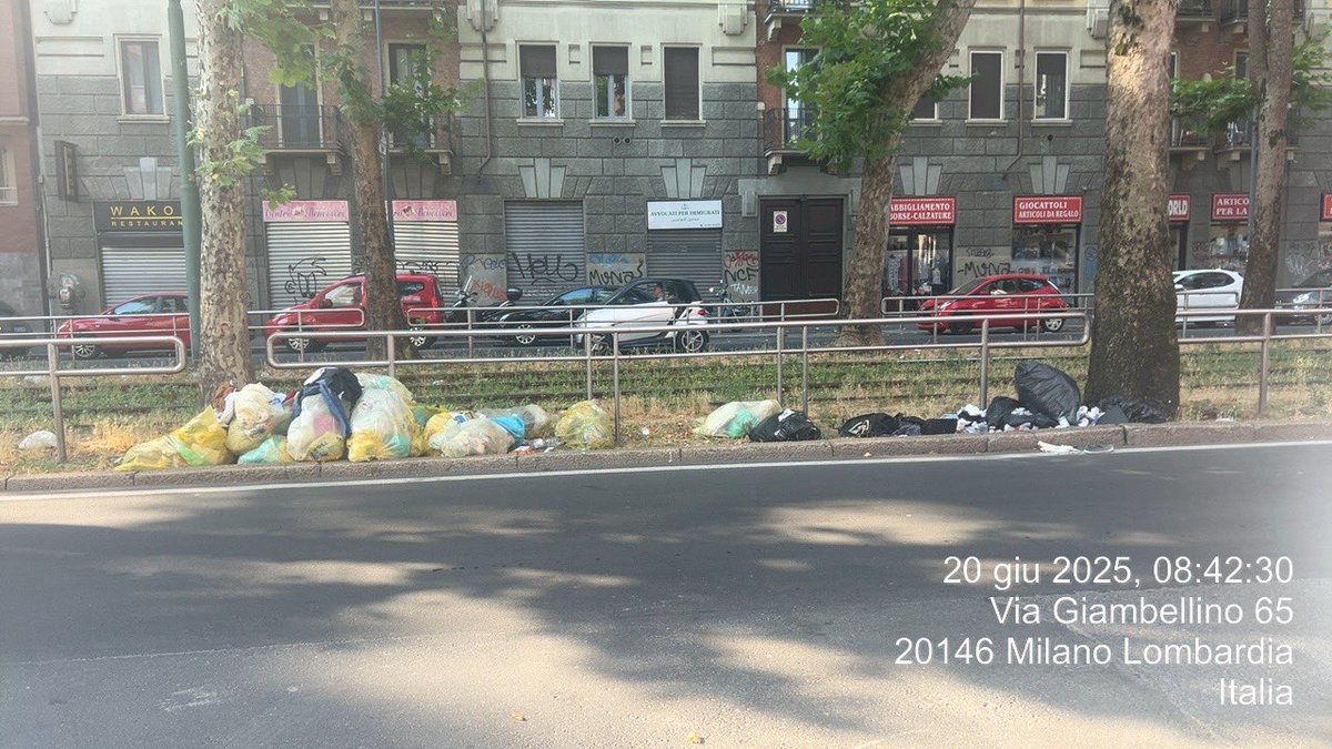 Mysty77milano's tweet photo. Buongiorno @amsa_spa segnalo questi rifiuti in via Giambellino 60 (lato binari del tram) da mercoledì 18. Grazie https://t.co/u1H3sU6J8C