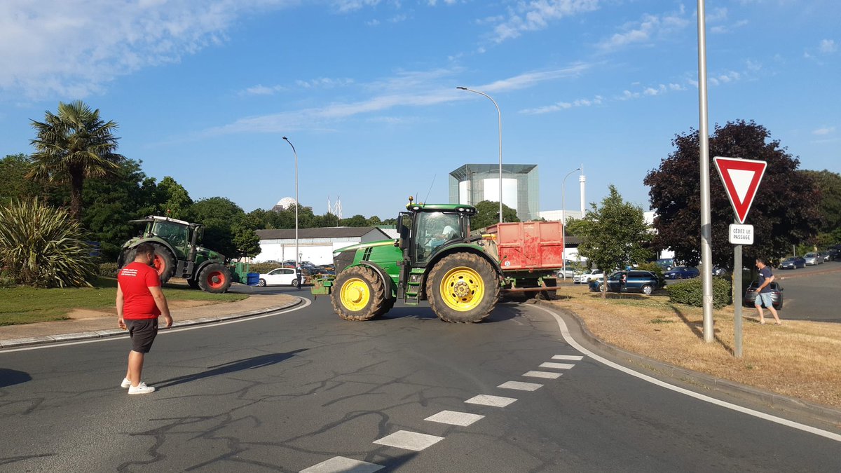 Le blocage du Futuroscope par les agriculteurs bientôt privés d'eau s'organise