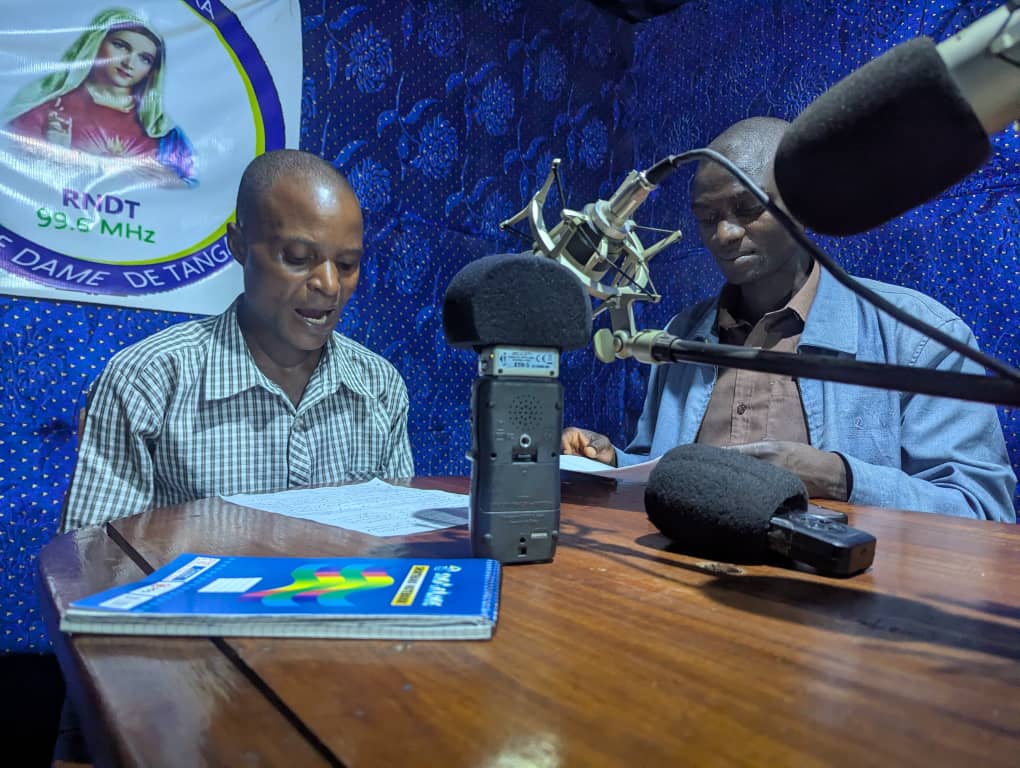 #RDC Clôture de la 2e phase de production de 12 spots radios contre la désinformation &amp; les discours de haine à Uvira, Fizi &amp; Mwenga.

15 journalistes, 5 radios partenaires mobilisées 
Enregistrés au studio RNDT
Basés sur l’analyse des dynamiques locales
#TukutaneTena #Paix #RDC