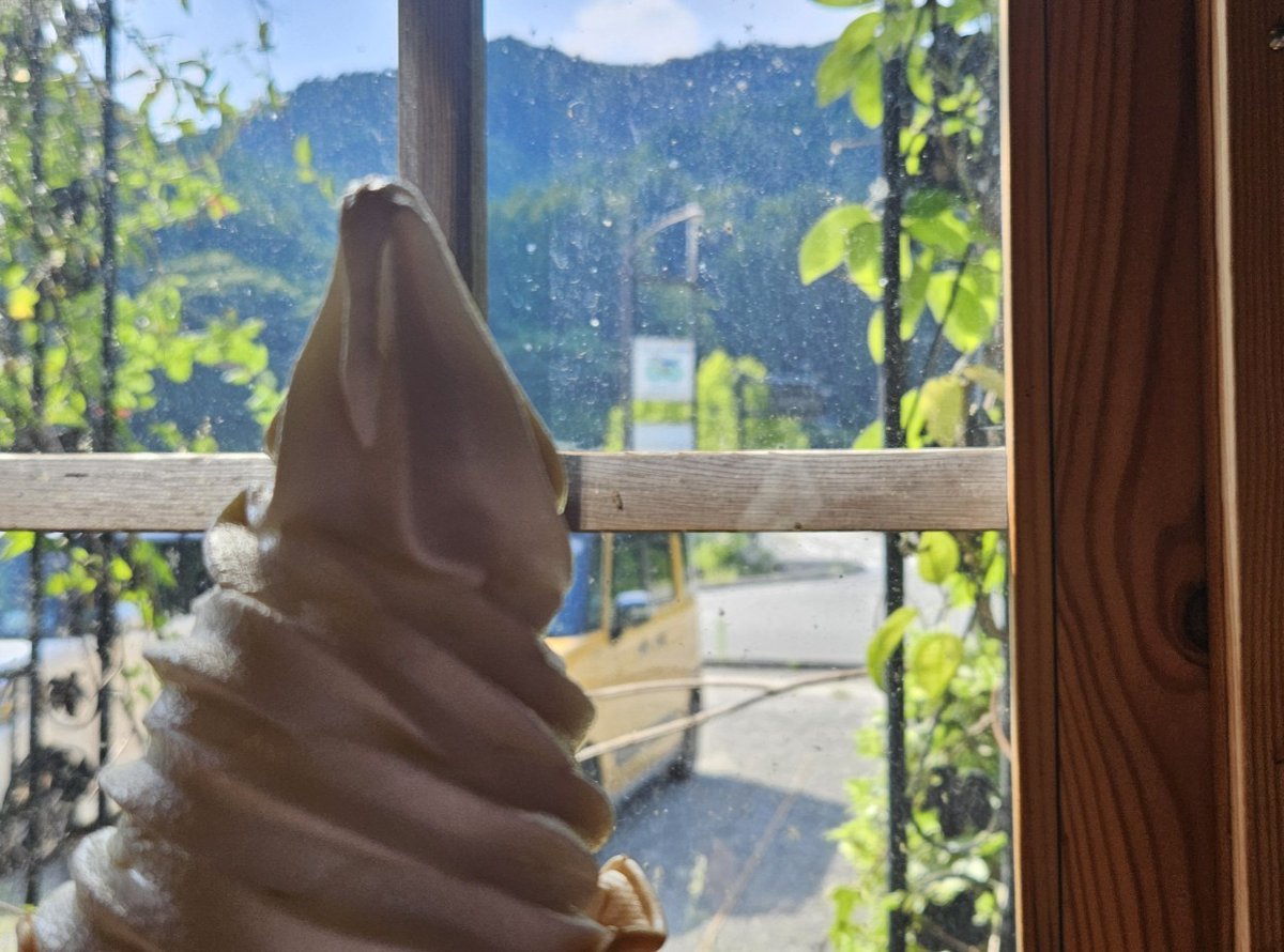 su_pyororin's tweet photo. ロケ地探訪。
これまで口にしたソフトクリーム🍦の中でも最上位クラスに美味しい逸品でした😋

それにしても2年前に何故二人はここを訪れたのか！

#井上陽介トリオ #井上陽介 #武本和大 #濱田省吾 #YouFarm #津野町 https://t.co/b1tId6qbkq