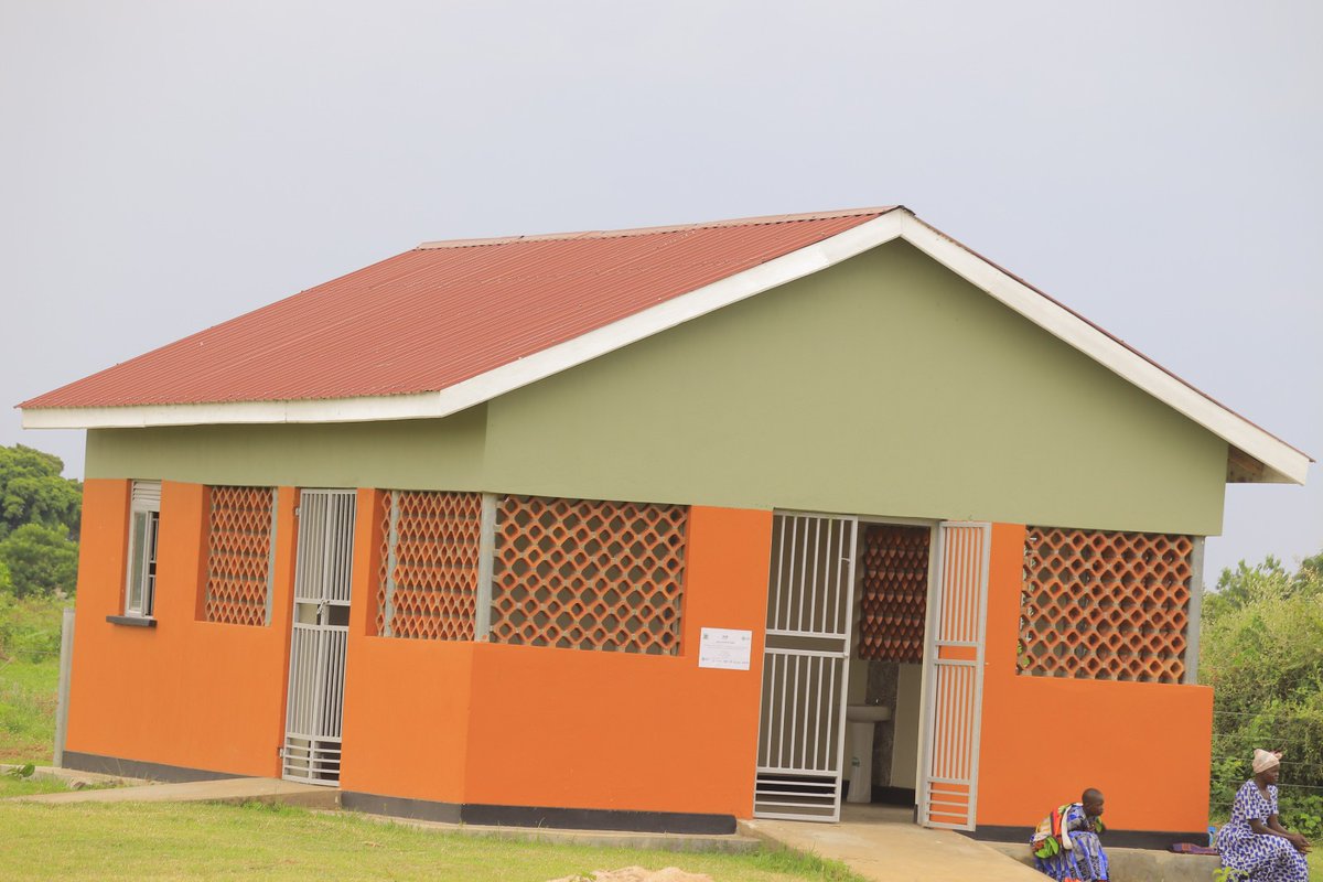 raphaelMagyezi's tweet image. I had the honour of commissioning the UGX 428M Agule Livestock Market in Kumi a powerful step forward for over 500 livestock traders. After 15+ years in makeshift shelters, farmers now have a modern facility with vet services, poultry cages, water sources &amp;amp; more.

This market…