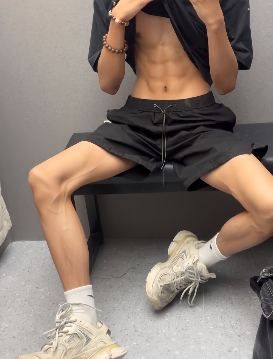 来和薄肌黑皮在更衣室口一下 #薄肌