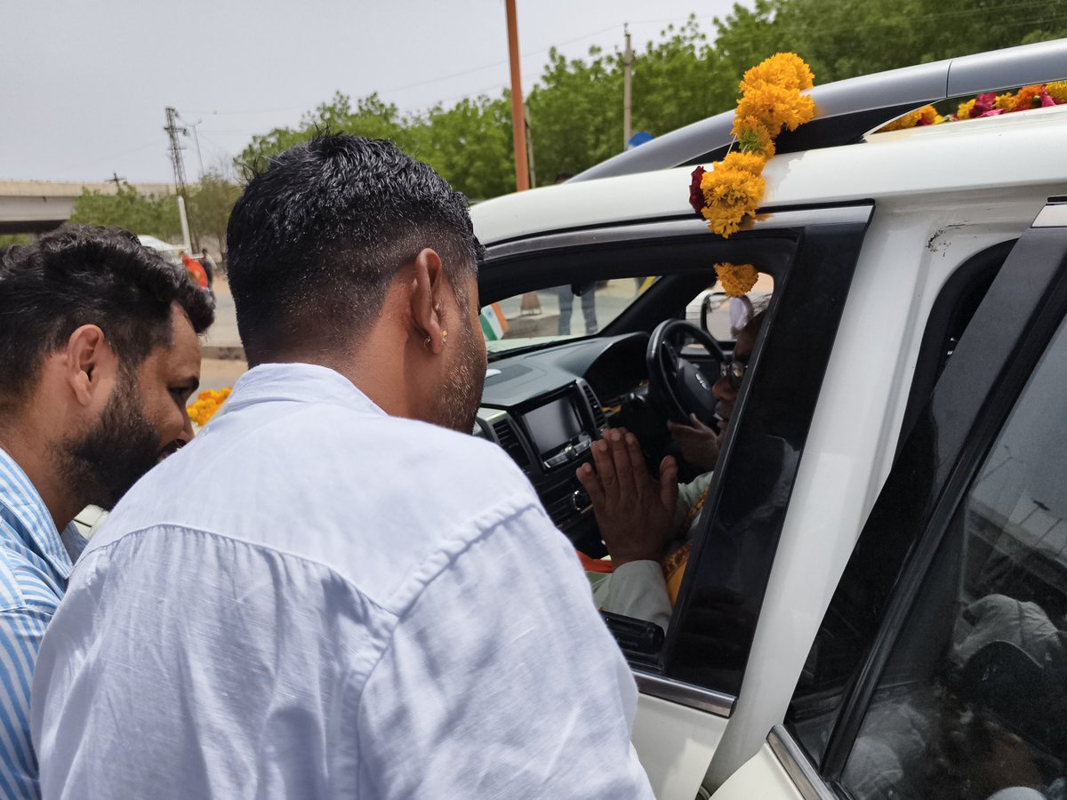 𝐀-𝐊𝐞𝐲 𝐂𝐡𝐨𝐮𝐝𝐡𝐚𝐫𝐲 (@akey_rj18) on Twitter photo आज फलोदी में भाई देवेंद्र राठौड़ <a href="/DevsaRathore007/">Devendra singh Rathore</a> और उसकी टीम ने शिक्षा मंत्री जी <a href="/madandilawar/">Madan Dilawar</a> जी से मुलाकात करी और #कंप्यूटर_अनुदेशकों का #कैडर_विस्तार और #वेतन_विसंगति का मांग पत्र मंत्री जी को सौंपा मंत्री जी ने बोला आपका मामला संज्ञान में है जल्द कार्यवाही का भरोसा दिया l आज फलोदी में भाई देवेंद्र राठौड़ <a href="/DevsaRathore007/">Devendra singh Rathore</a> और उसकी टीम ने शिक्षा मंत्री जी <a href="/madandilawar/">Madan Dilawar</a> जी से मुलाकात करी और #कंप्यूटर_अनुदेशकों का #कैडर_विस्तार और #वेतन_विसंगति का मांग पत्र मंत्री जी को सौंपा मंत्री जी ने बोला आपका मामला संज्ञान में है जल्द कार्यवाही का भरोसा दिया l