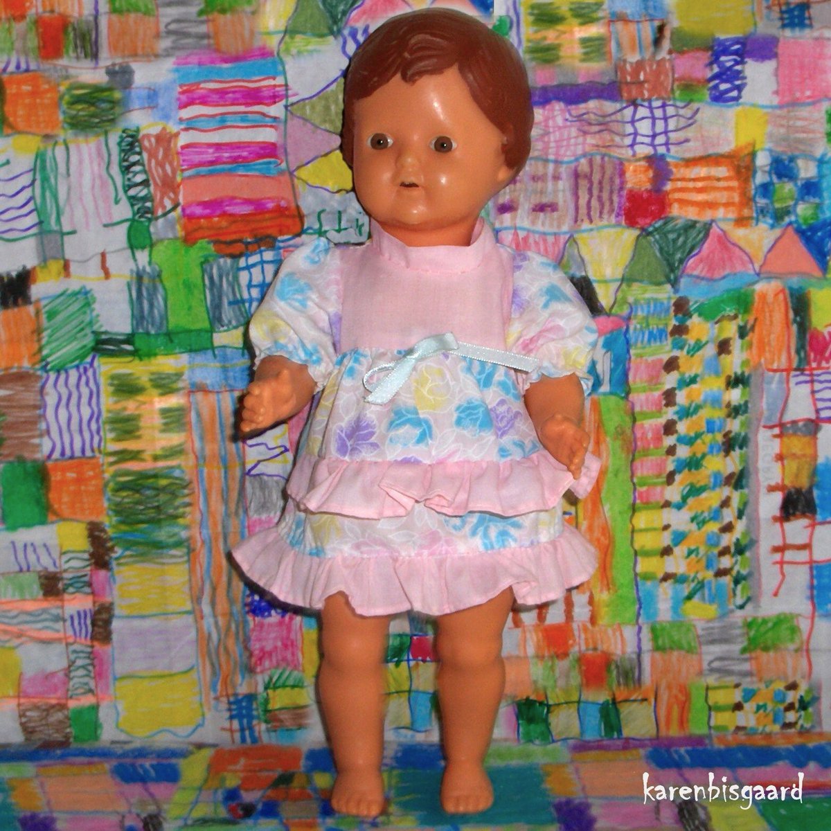 KarenBisgaard1's tweet photo. https://t.co/jP2VOVJDzR
#dollphotography #vintagedoll #retrodoll #perledukke https://t.co/481Qv0M5qo