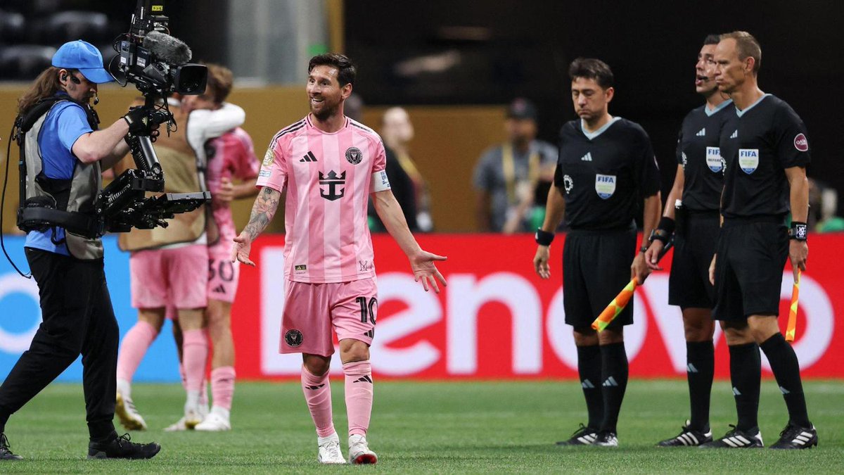 Blije Lionel Messi laat Cristiano Ronaldo verder achter zich met waanzinnige goal op WK voor clubs telegraaf.nl/sport/voetbal/…