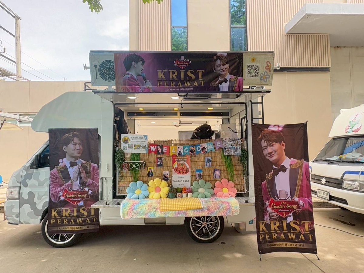 japaneseKPyuyu's tweet photo. 🍛Food truck 20.06.2025🍛

本日行われている #TheGoldenSong7 の撮影に、カツカレーのフードトラックを出しました🛻✨

セミファイナルの撮影頑張ってください😊📣💚

@kristtps su su na :)
@krist_est, thanks for always♡

#KristPerawat https://t.co/ZPuVjASWm6