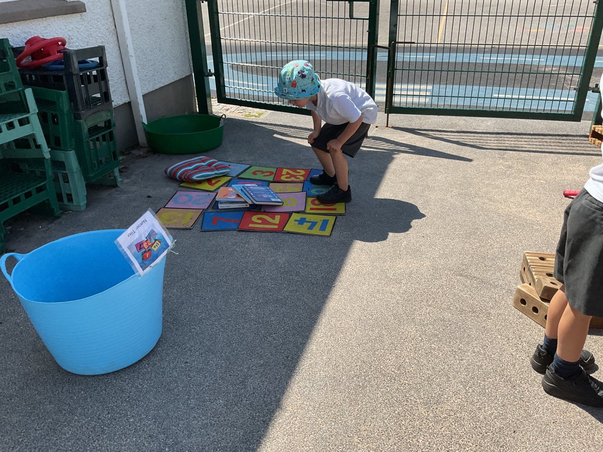 Tehidy class have been enjoying the sunshine and exploring the different areas of our outdoor learning space! Lots of sand, water and creative exploration! 👍