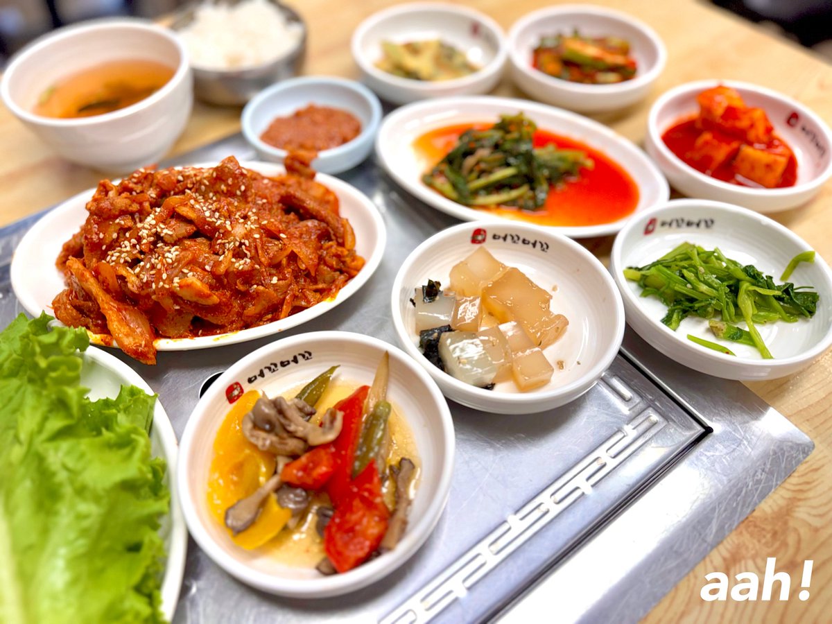 aah_education's tweet image. この物価高なソウルで、この量のお肉とおかずで9,000ウォンはかなりリーズナブルと思われるご近所ご飯です。
(昨夜から梅雨入りして豪雨のためお昼も傘ささずに走って行ける点を重視したのに)
#제육볶음