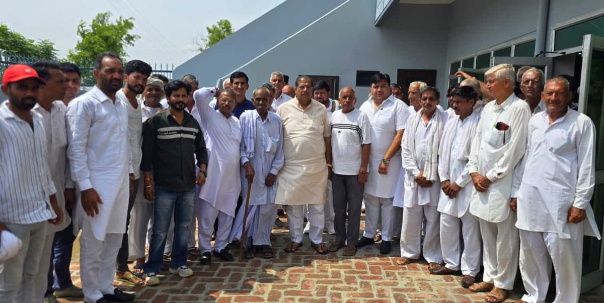 Amit_Boora_'s tweet photo. जननायक जनता पार्टी के राष्ट्रीय अध्यक्ष डॉ अजय सिंह चौटाला जी के साथ सदस्यता अभियान के तहत उकलाना हलके के गांव श्यामसुख और बालक में कार्यकर्त्ता साथियों से मुलाक़ात की। इस बैठक में सदस्यता अभियान की समीक्षा की औरअधिक से अधिक लोगों को पार्टी से जोड़ने का आह्वान किया https://t.co/0vLPnr7vYC