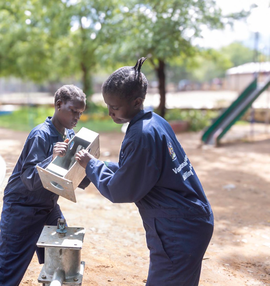 AVSIUganda's tweet photo. #VESP in 🇺🇬 is assisting youth to put theory into practice—installing a functional borehole during a hands-on plumbing session. Equipping the youth with practical skills for gainful employment and it's working.
@IrlEmbUganda @Educ_SportsUg  @MuhweziNaome #VocationalSkilling https://t.co/eBYDJrU6ES