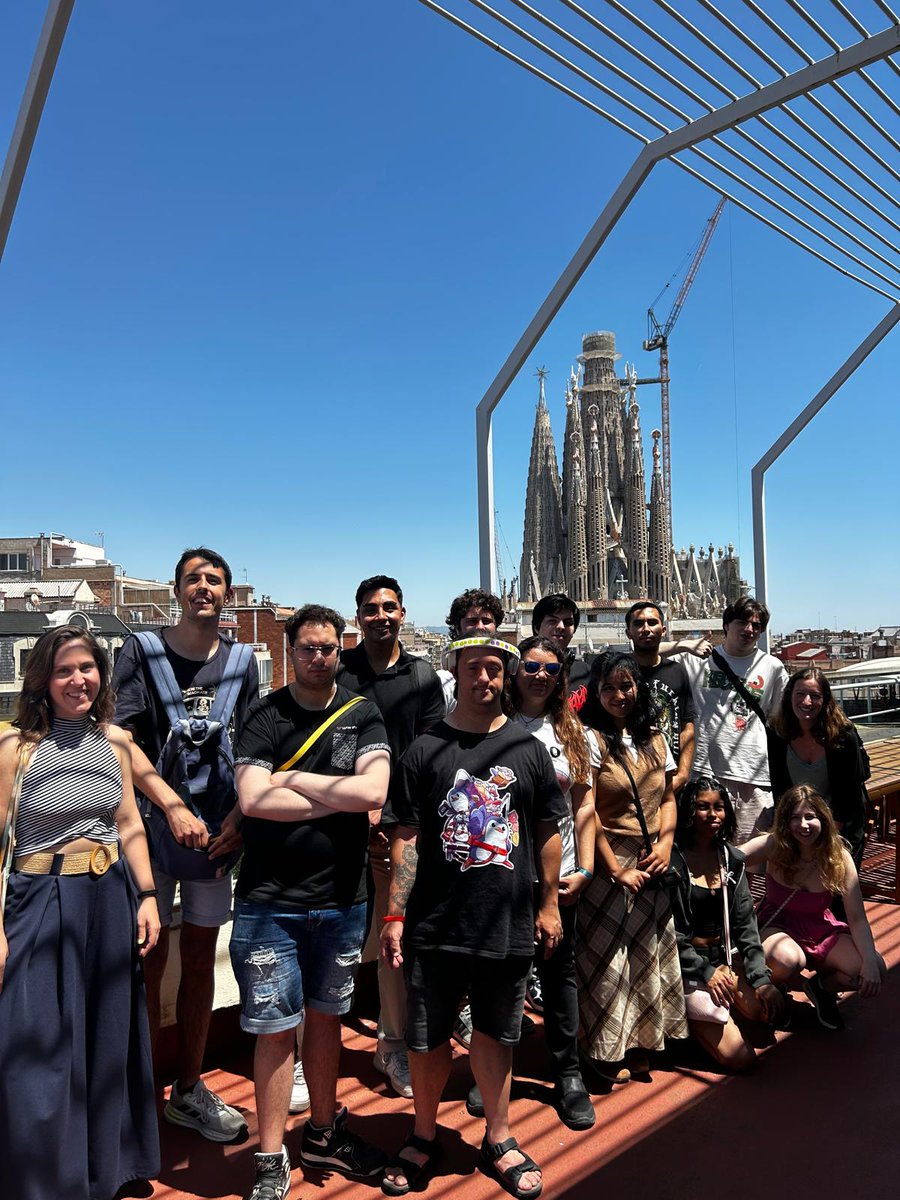 Gameloft_Spain's tweet image. A few weeks ago, we hosted @fund_adecco for the #Singulars program “Visita a un entorn productiu”, which connects young talent with video game development and promotes inclusivity in the job market.
They toured our studio, met our teams & tried out our Asphalt Arcade machine! 🏎️