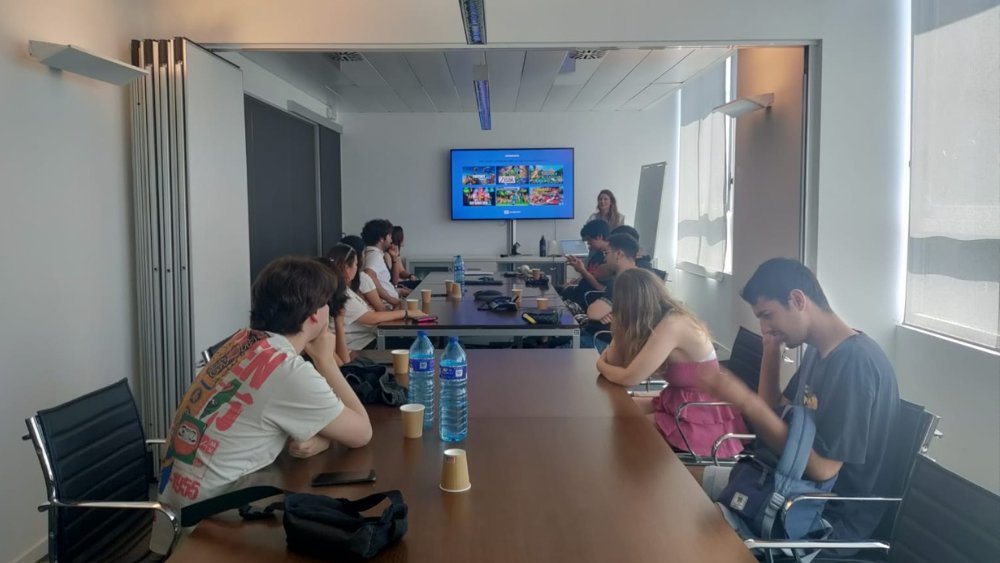 Gameloft_Spain's tweet image. A few weeks ago, we hosted @fund_adecco for the #Singulars program “Visita a un entorn productiu”, which connects young talent with video game development and promotes inclusivity in the job market.
They toured our studio, met our teams & tried out our Asphalt Arcade machine! 🏎️