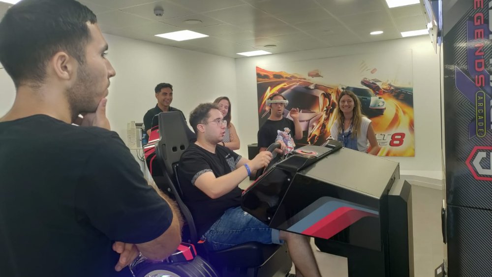 Gameloft_Spain's tweet image. A few weeks ago, we hosted @fund_adecco for the #Singulars program “Visita a un entorn productiu”, which connects young talent with video game development and promotes inclusivity in the job market.
They toured our studio, met our teams & tried out our Asphalt Arcade machine! 🏎️