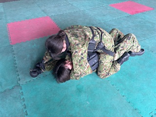 1log_nerima's tweet image. 第1整備大隊本部付隊です。
6月に入り怒涛の訓練ラッシュを迎えています。射撃、格闘、持続走5kmと凝縮された2週間。親子ほど年齢差のある同僚とともに日々の訓練に奮闘しています。
#自衛隊 #訓練 #射撃 #格闘 #ファイティングガールズ #紫陽花