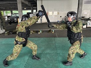 1log_nerima's tweet image. 第1整備大隊本部付隊です。
6月に入り怒涛の訓練ラッシュを迎えています。射撃、格闘、持続走5kmと凝縮された2週間。親子ほど年齢差のある同僚とともに日々の訓練に奮闘しています。
#自衛隊 #訓練 #射撃 #格闘 #ファイティングガールズ #紫陽花