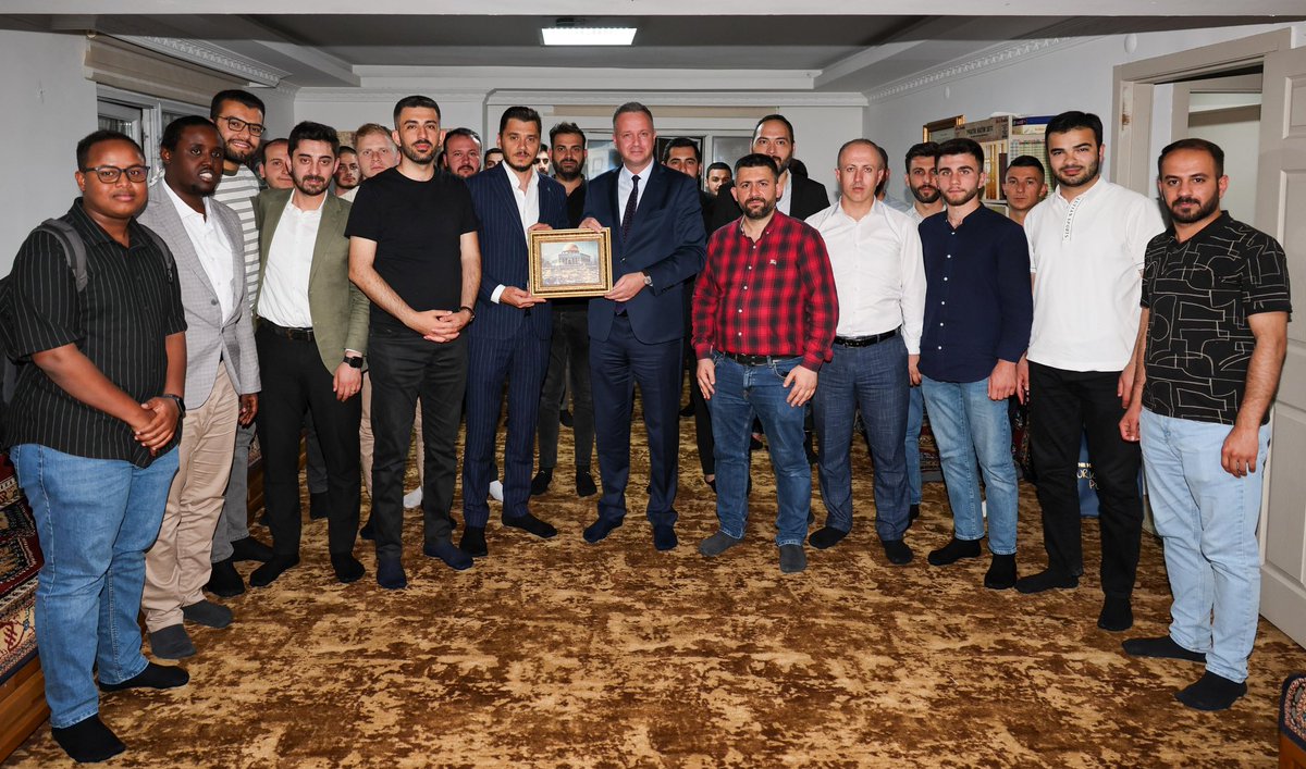 Velhasıl ;

Gönlümüzün uzandığı her yere merhametimizi, adaletimizi, iyiliğimizi ulaştırmak vazifemiz, Türkiye’nin Türkiye’den büyük olduğunu fiiliyatta tekrar yaşatmak derdimizdir.

TİKA Başkanı Serkan Kayalar (<a href="/SerkanKayalar_/">Serkan Kayalar</a> ) ‘a en derin muhabbetlerimizi, hoş sohbeti için