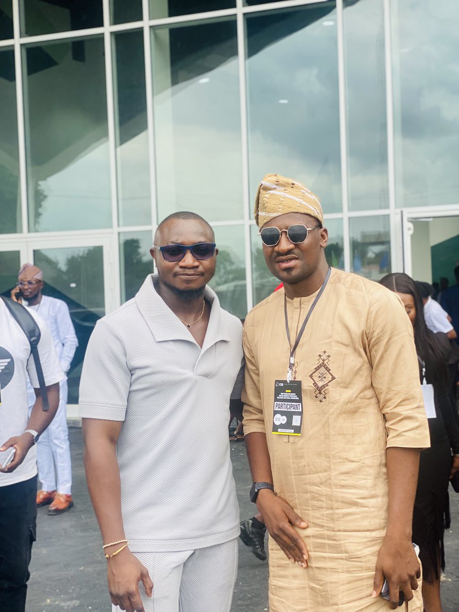 Freelancer_Ib's tweet image. Grateful for the chance to meet @UnclePamilerin one of Nigeria’s Twitter giants, Your energy and insights are truly inspiring. 🙌 #Blessed #NetworkingVibes #Naijaconnect #TwitterNG #Inspiration #ConnectNigeria #kwaraEvents #earnremoteafrica