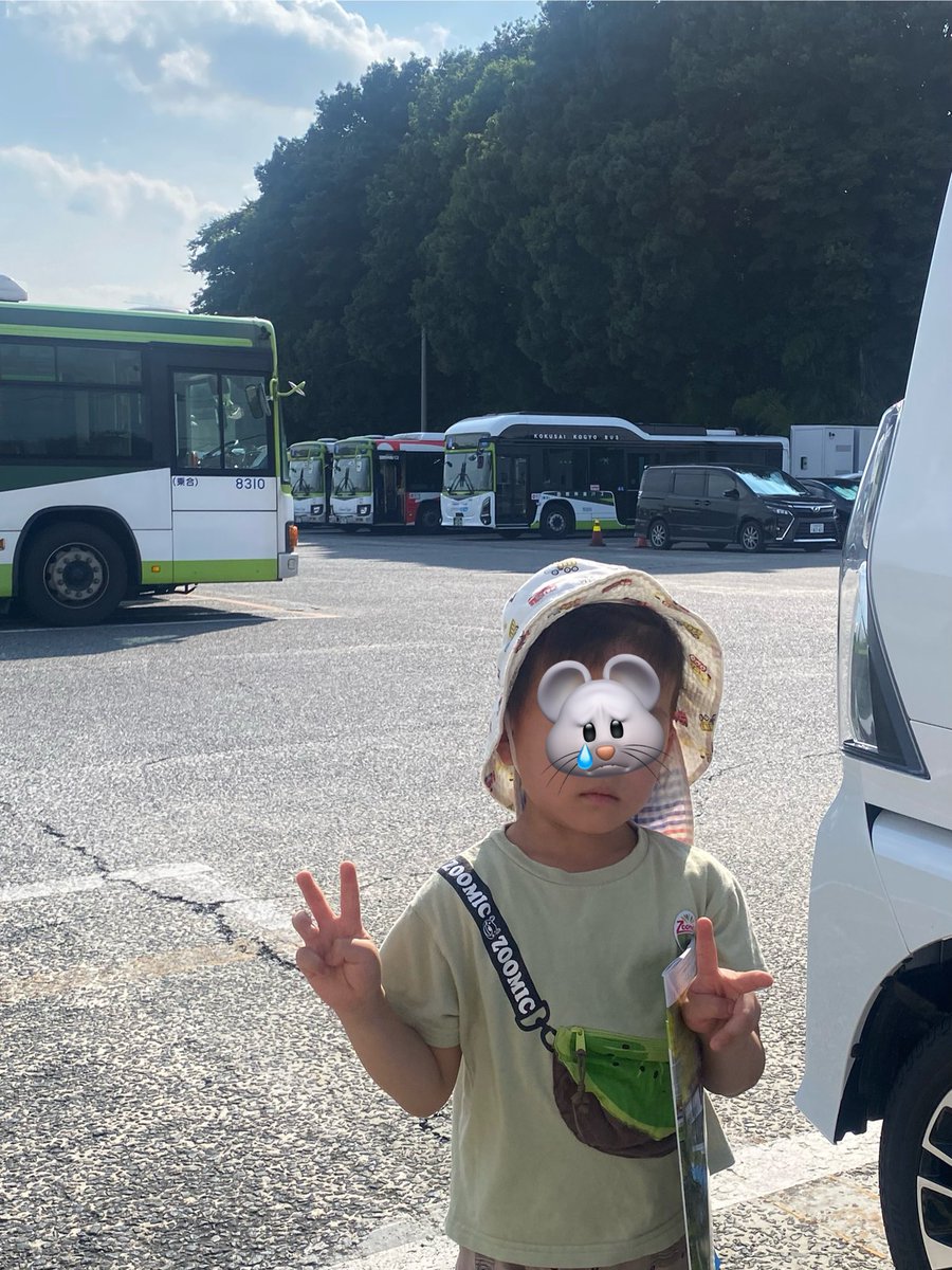 運行予定のルートを走っていなくて、変更があったのかしらと車庫へ行くとありました😓また今度挑戦しようねと諭して駅へ戻り中。いつか乗りたいねエルガEV