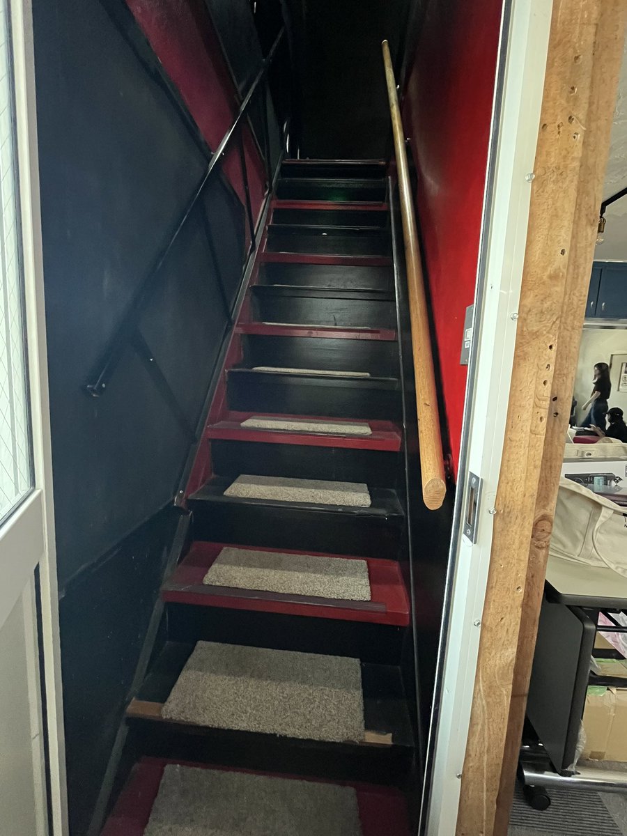 【客席までの階段について】
劇場内は、客席まで階段の昇り降りが必要となります。
お手伝いが必要な方は、お気軽にスタッフまでお声がけください。
荷物をお持ちするなど、サポートさせていただきます。

それでは、皆さまのご来場を心よりお待ち申し上げております。