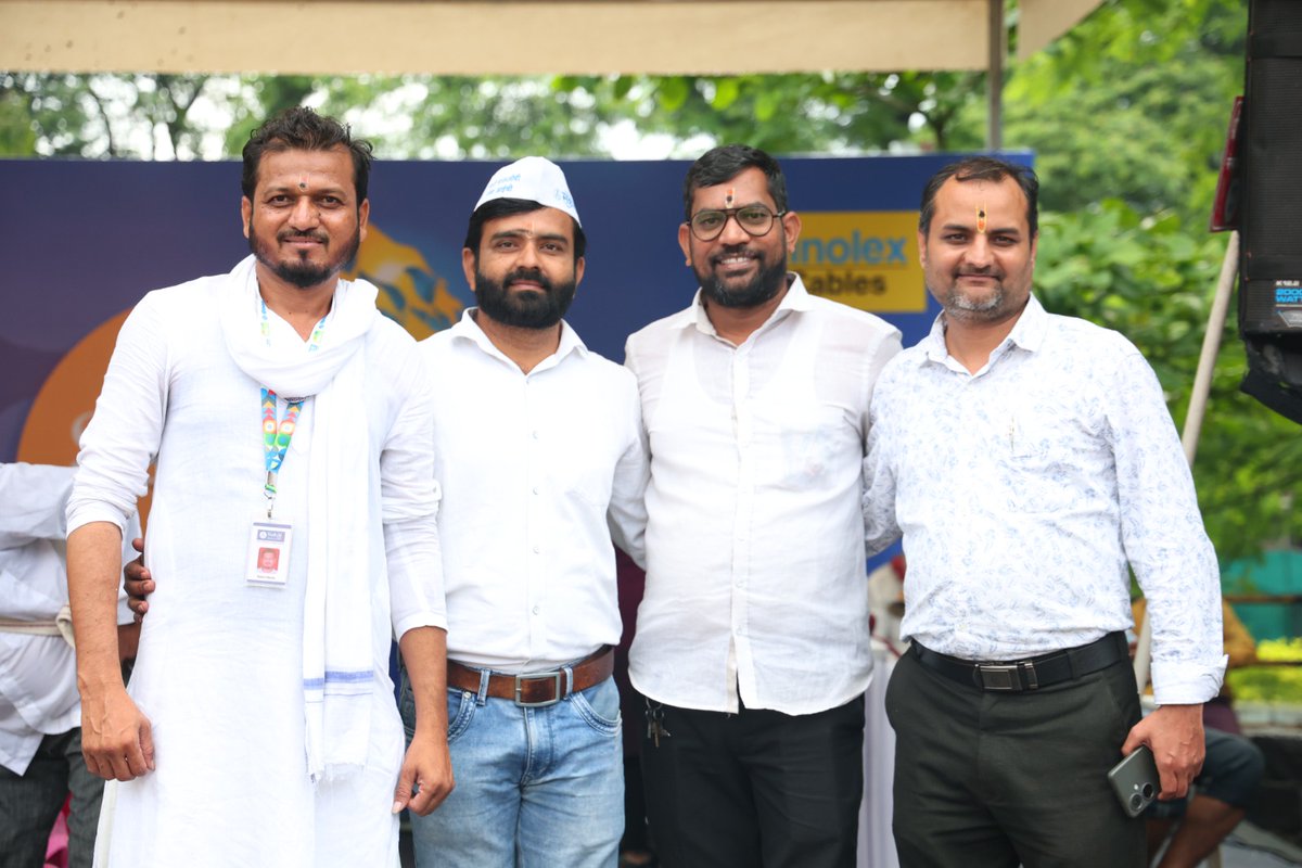 PMedia90's tweet photo. Every year, Daily Sakal organizes the 'Saath Chal' initiative during the Sant Tukaram Maharaj Palkhi procession. At 5 AM, we join the sacred journey and take a collective oath on social causes. 
#SaathChal #SantTukaram #Palkhi2025 #DainikSakal #WariTradition https://t.co/6S2KDhbyGO