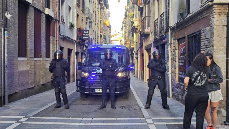Jarauta kaleko etxegabetzea gauzatu du Poliziak
ahotsa.info/albisteak/jara…