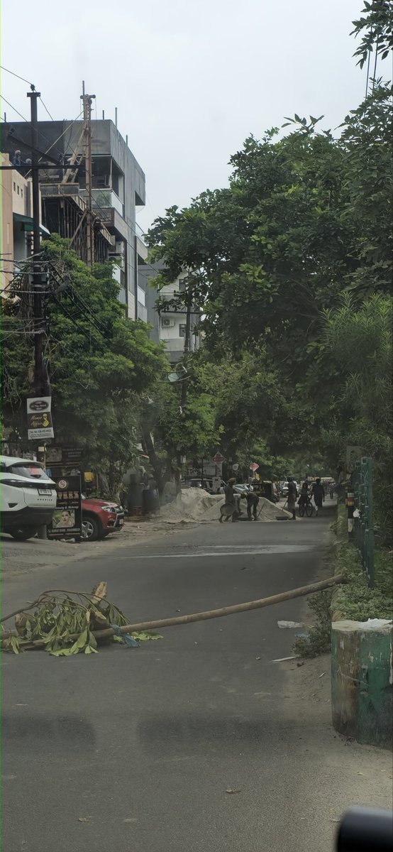आखिर गाजियाबाद में यह हो क्या रहा है क्या कोई भवन निर्माण करते समय रोड को ब्लॉक कर सकता है यहां जनाब ऐसा ही कुछ कर रहे हैं। एक तरफ का पूरा रोड ब्लॉक कर दिया गया है दूसरी और बनी सड़क से लोगों को जाने में हो रही है परेशानियां। इंदिरापुरम अभय खंड चौकी क्षेत्र। <a href="/gdagzb/">GDA Ghaziabad</a> <a href="/DmGhaziabad/">Dm Ghaziabad</a>