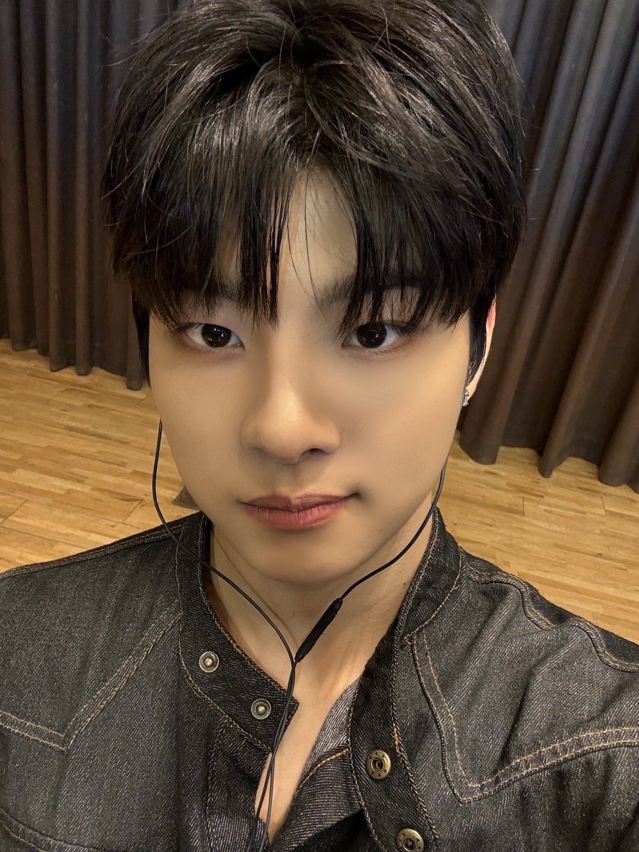 YOUNITE_twt's tweet photo. 금요일 화이팅🫶

#시온 #SION https://t.co/6uMfceWOJe