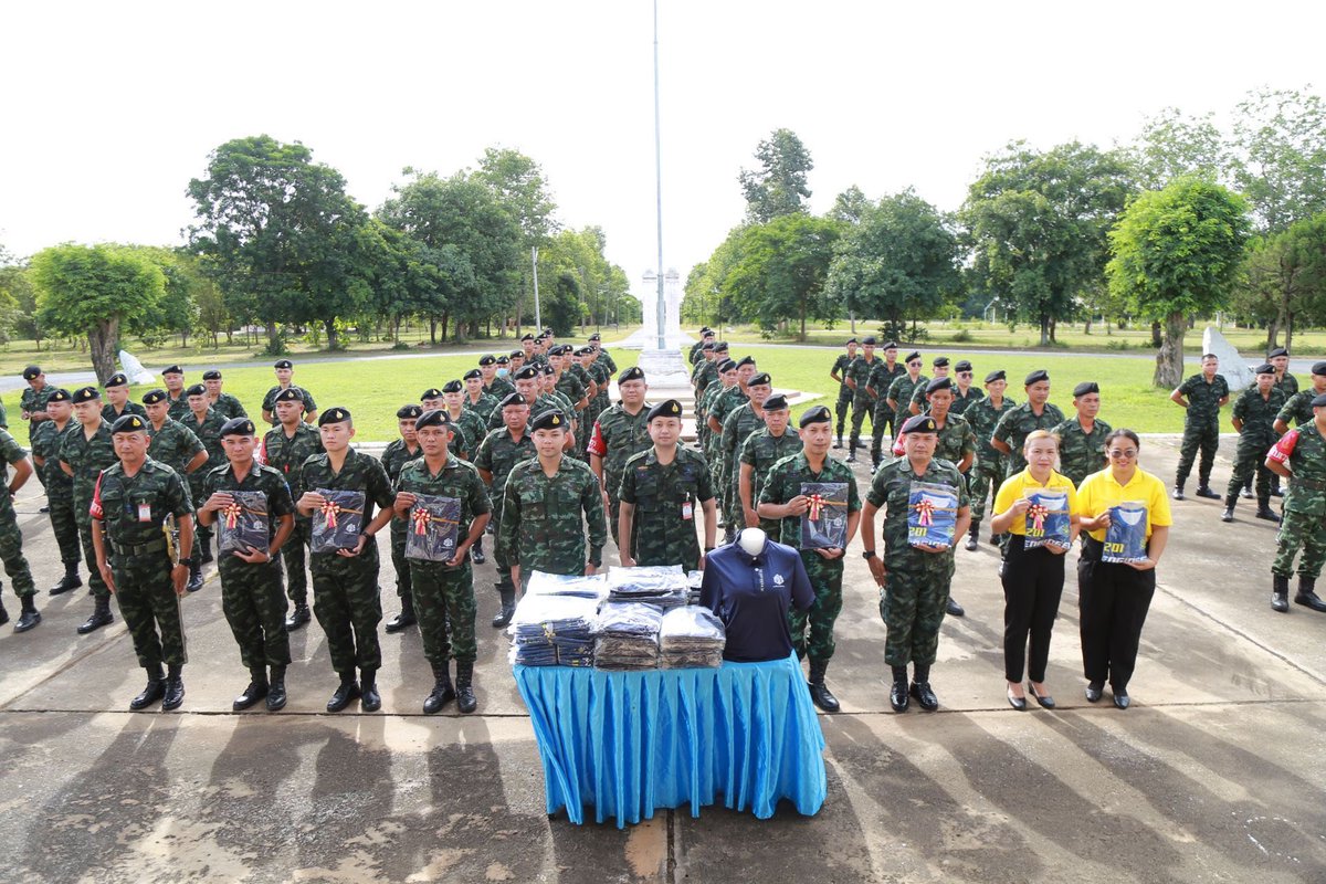 201_engineer's tweet image. ครบรอบ 150 ปี ทหารช่าง
เนื่องในวันที่ 23 มิถุนายนของทุกปี เป็นวันคล้ายวันสถาปนาเหล่าทหารช่าง เพื่อเป็นขวัญและกำลังใจให้กับครอบครัวกำลังพลของหน่วย
พ.ท.กฤษฎา ตะเภาพงษ์ ผบ.ช.2 พัน.201 มอบเสื้อให้กับกำลังพลและครอบครัวของหน่วย โดยมีตัวแทนกำลังพลของหน่วยมารับ ในครั้งนี้
#ทหารช่าง