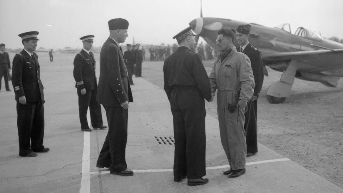 [Seconde Guerre mondiale] 20 juin 1945 / 2025 ✈️ De retour de Russie, l'escadrille Normandie-Niemen se pose au Bourget, accueillie par Charles Tillon, ministre de l'Air, le général Martial Valin, chef d'état-major général de l'armée de l'air 🇫🇷 
📷 <a href="/ecpa_d/">ECPAD</a> #NormandieNiemen