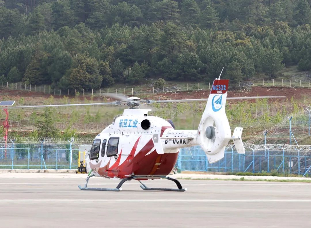 hina's AC332 twin-engine civil helicopter has completed an autorotation landing test flight on the plateau at an airport in southwest China's Yunnan, the first time for a homegrown twin-engine helicopter to conduct such test. The 4-tonne multipurpose helicopter, boasting a