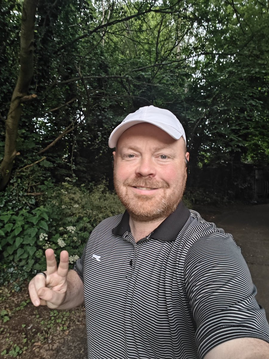 GM friends.
Getting the morning walk done before work.  It's a lovely day here today ☀️😎🍀