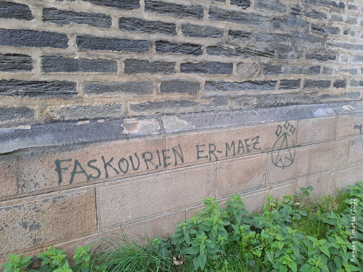 "Faskourien er-maez". Pa vez ar faskouriezh o vont war-raok tamm-ha-tamm e pep lec’h en-dro deomp.
 Feuls eo, dic'houzañvus eo, dav eo stourm forzh peseurt koust e vefe. Forzh peseurt koust e vefe.
Ar poltred-mañ oa bet tapet e-barzh Montroulez e 2022. #Breizh #Enepfaskour #Bzh