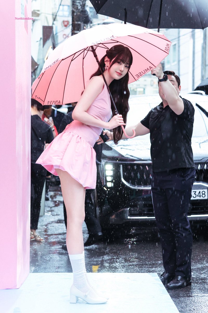 Jupiter18529948's tweet image. 250620 AMUSE 장원영🎀

𝑊ℎ𝑒𝑛 𝑦𝑜𝑢 𝑎𝑝𝑝𝑒𝑎𝑟, 
𝑡ℎ𝑒 𝑟𝑎𝑖𝑛𝑑𝑟𝑜𝑝𝑠 𝑡𝑢𝑟𝑛 𝑖𝑛𝑡𝑜 𝑏𝑢𝑡𝑡𝑒𝑟𝑓𝑙𝑖𝑒𝑠 🌧️🦋

#IVE #아이브 #원영 #장원영 #ウォニョン #WONYOUNG #JANGWONYOUNG