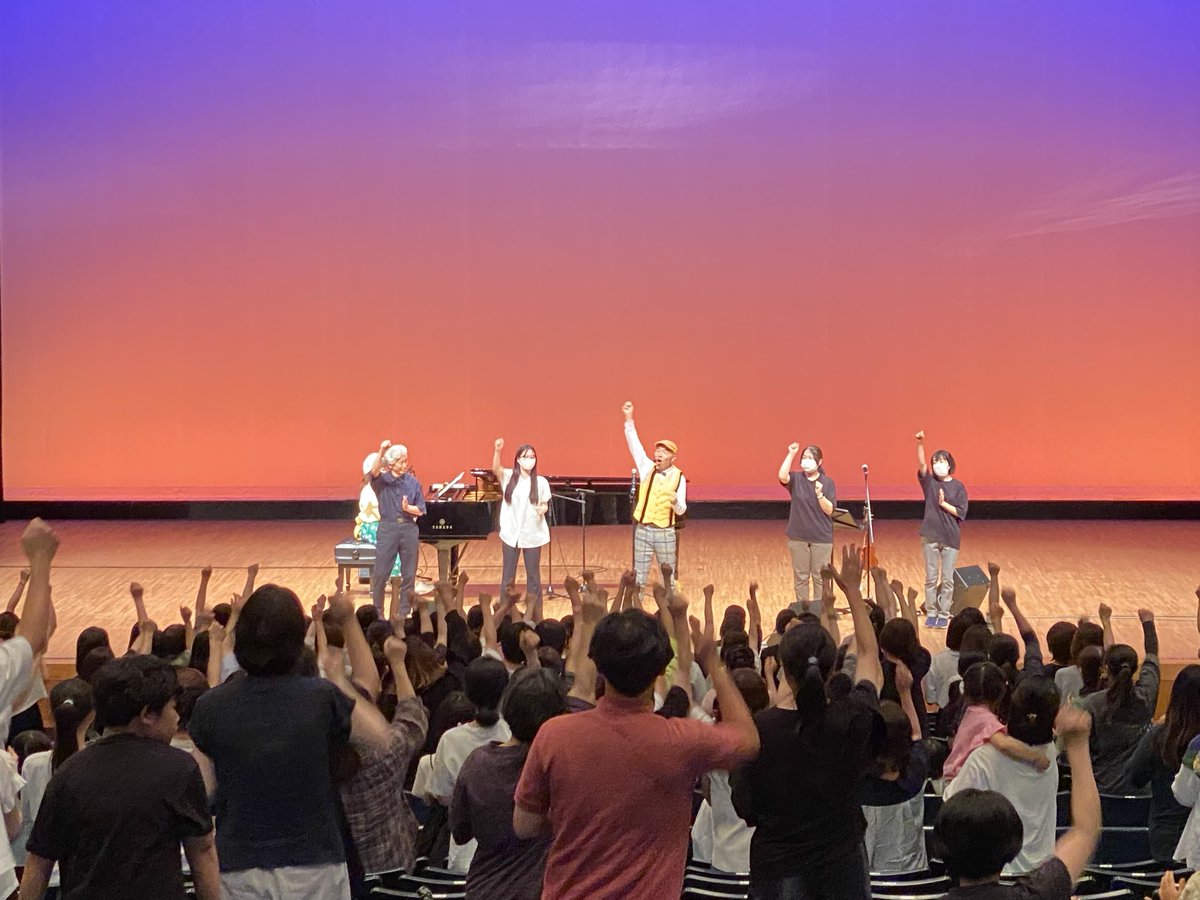 【スタッフ日記】6/19
東大和市私立保育園 園長会主催
新沢としひこ実技研修会

「グーグーパッパ」や「グラグラタワー」で体を動かしたり「がんばれパチパチマン」では先生方もステージに！
実は、新沢は風邪気味で急遽山野さと子が登場。「ドラえもんのうた」や「きつねがいっぴき」を披露しました♪