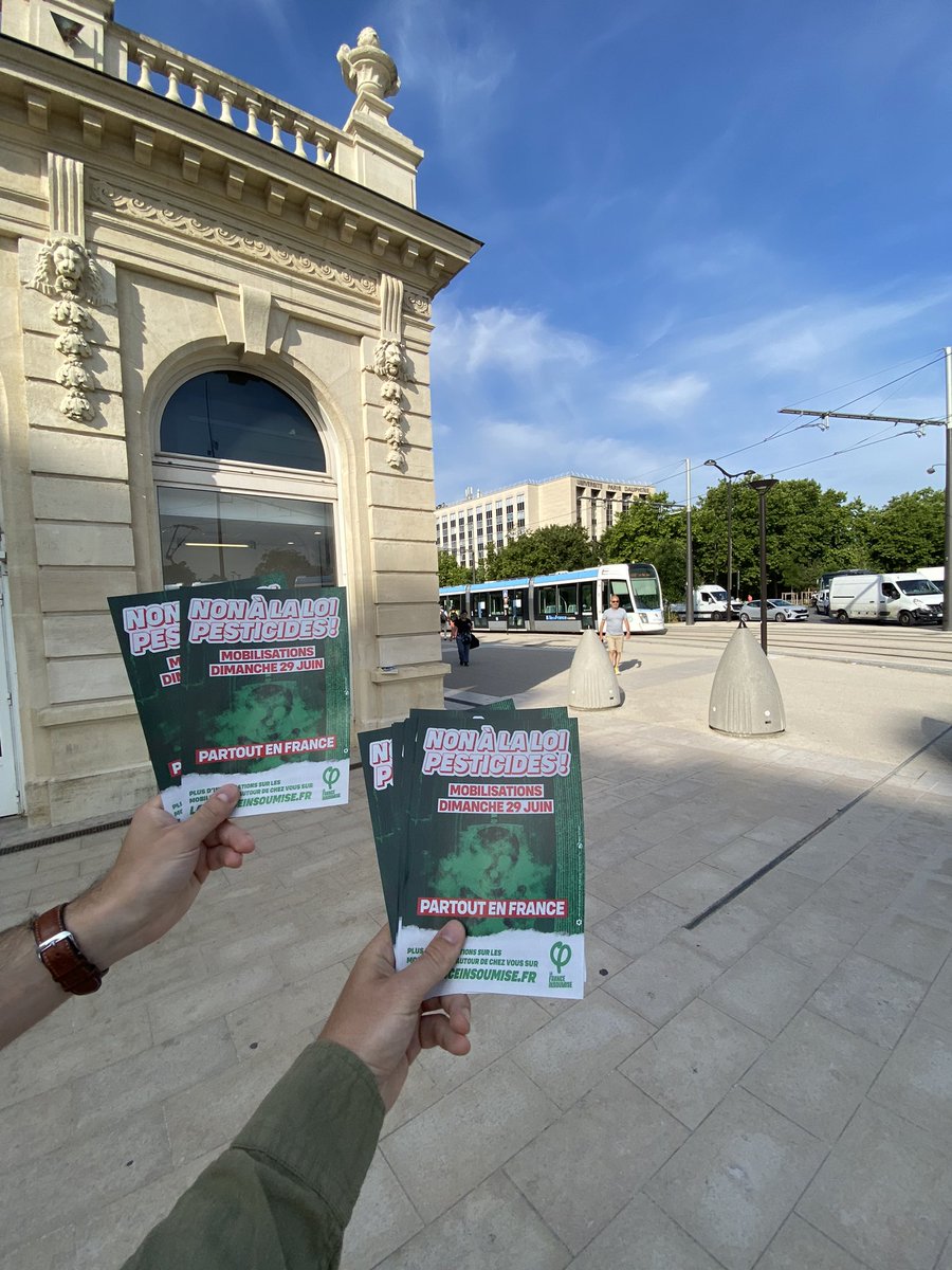 Des centaines de tracts écoulées ce matin à la Porte Dauphine pour appeler à la mobilisation du 29 juin contre la loi Duplomb 🟢🔴 
La France insoumise s’opposera toujours à la destruction du vivant et aux dangers que Macron fait encourir à nos corps