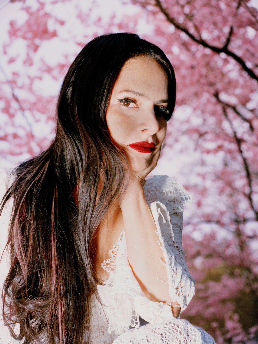 ┊ 配信スタート┊ Sofia Kourtesis 「Canela Pura」

故郷である南米ペルーの陽気なセンスと、現在の拠点であるベルリンの野心的なクラブサウンドを融合させた、特異なエレクトロニック・サウンドで知られるプロデューサー/DJのソフィア・コルテシス

8/1にリリースされるEPより「Canela