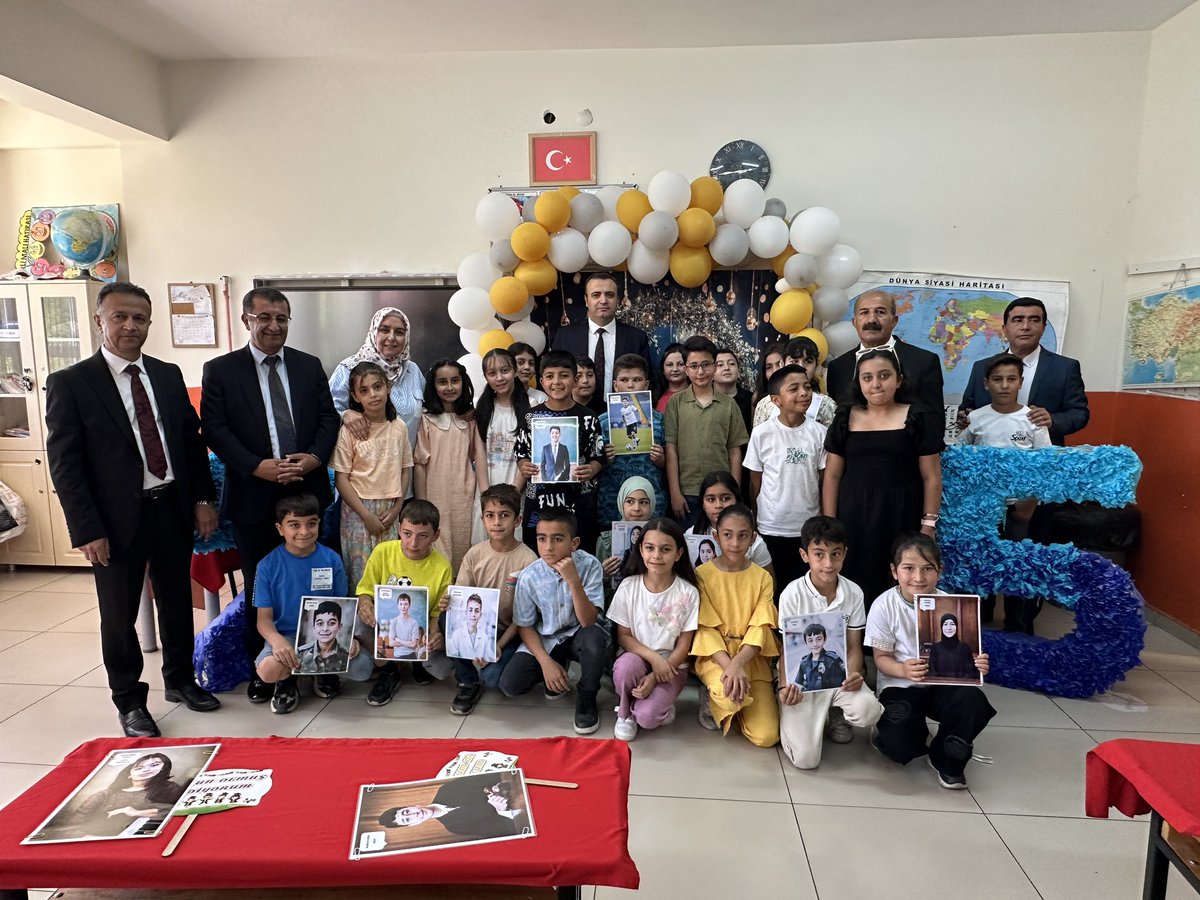 tcgevas's tweet photo. İlçe Kaymakamımız Bayram YILDIZ, 2024-2025 Eğitim ve Öğretim Yılının sonu nedeniyle. Karnelerini alan öğrencilerimizi ve onları hayata hazırlayan kıymetli öğretmenlerimizi, ziyaret ederek öğrencilerimizin karnelerini dağıttı. https://t.co/g9XaAIjg3z