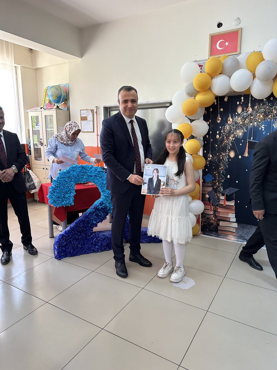 İlçe Kaymakamımız Bayram YILDIZ, 2024-2025 Eğitim ve Öğretim Yılının sonu nedeniyle. Karnelerini alan öğrencilerimizi ve onları hayata hazırlayan kıymetli öğretmenlerimizi, ziyaret ederek öğrencilerimizin karnelerini dağıttı.